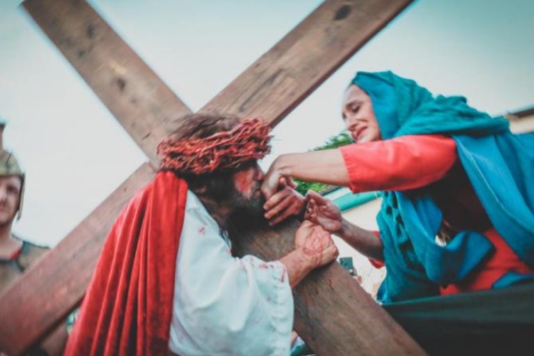 Sexta Feira Santa: Para os cristãos, a Sexta-Feira Santa representa o sacrifício de Jesus Cristo.