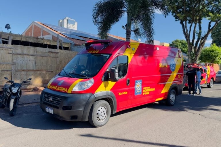 Trabalhador fica ferido: ele não utilizava qualquer tipo de equipamento de segurança.