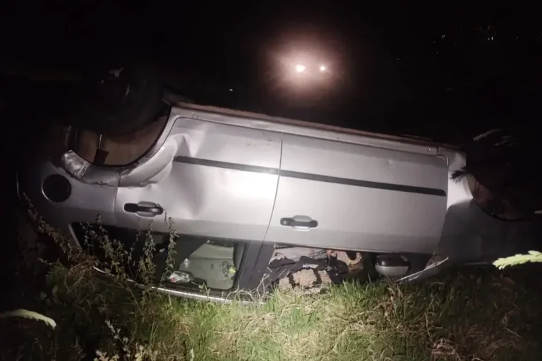 Três Pessoas Ficam Feridas Após Carro Capotar Em Estrada Rural