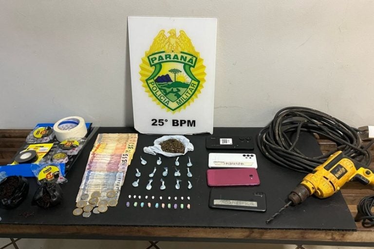Trio com drogas: a prisão aconteceu após denúncia sobre uma casa usada como ponto de tráfico de drogas.