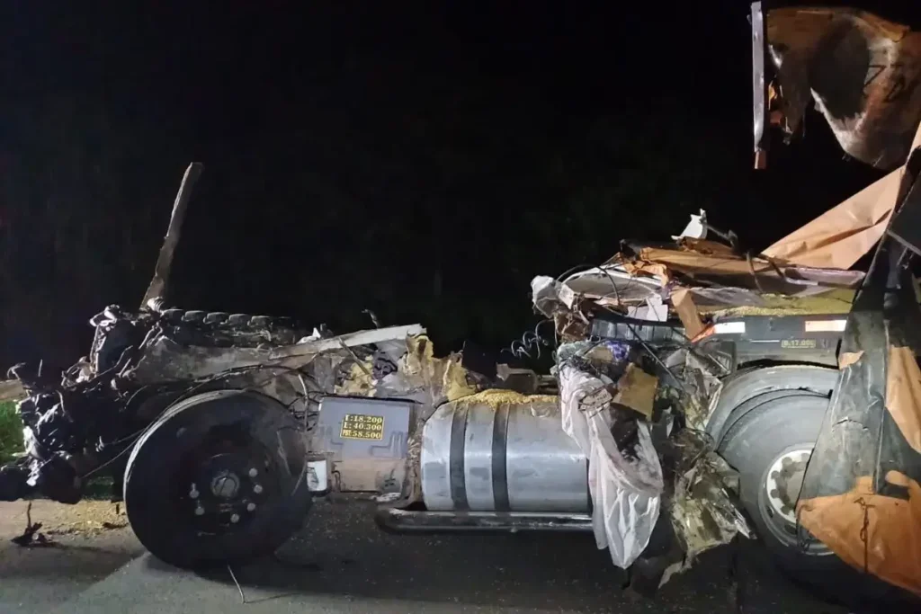 Uma Pessoa Morre E Duas Ficam Feridas Em Engavetamento Na Br 376 6