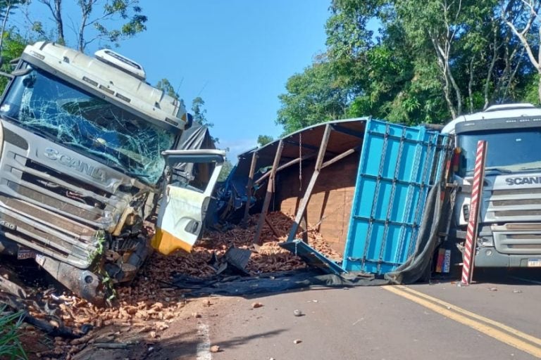 Vídeos mostram acidente: A colisão aconteceu após um carro de passeio tentar uma ultrapassagem proibida