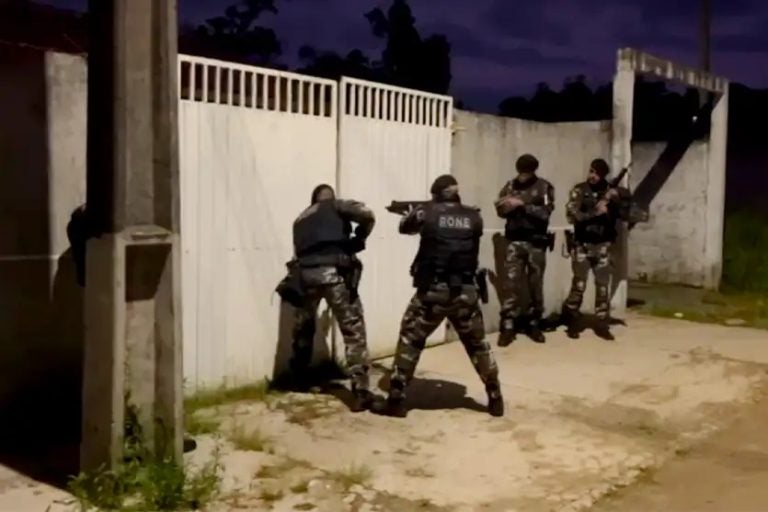 Quadrilha De Roubos A Bancos: foram cumpridos um mandado de prisão e três de busca e apreensão.