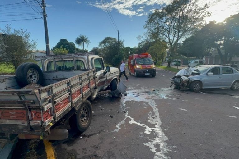 Acidente em cruzamento: o local onde o acidente aconteceu é conhecido pelo alto fluxo de veículos.