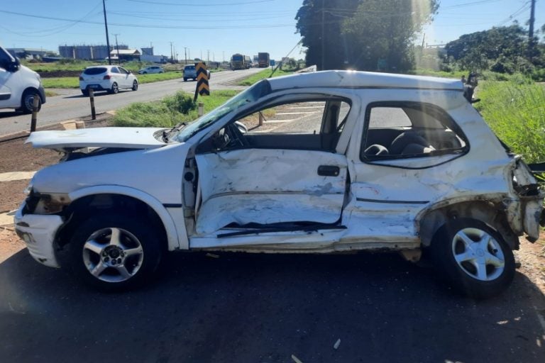 Acidente entre caminhão e carro: O impacto causou danos materiais nos dois veículos.