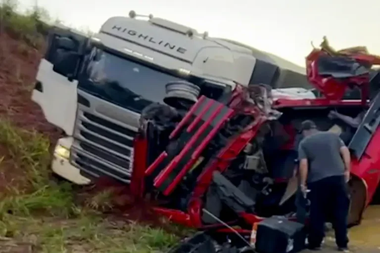 Acidente entre caminhões: Caminhoneiros e demais condutores devem redobrar a atenção.