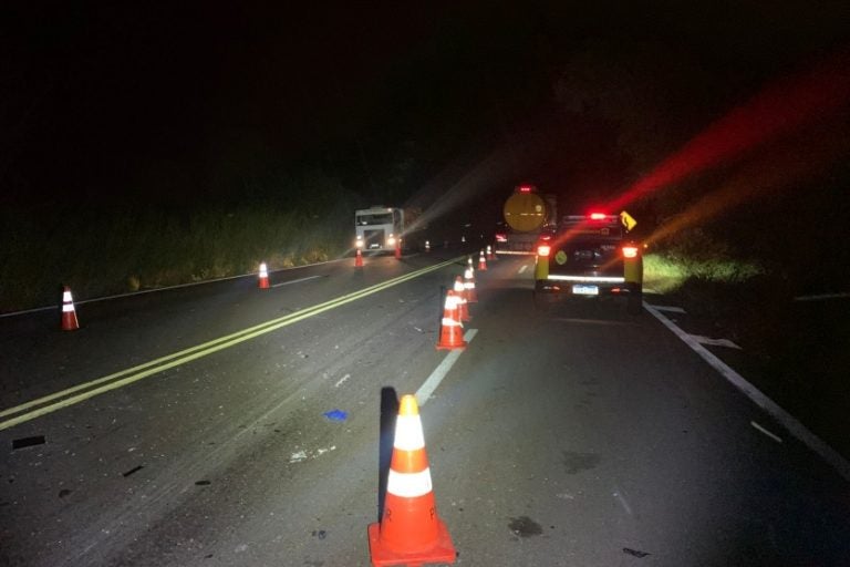 Acidente entre carro e caminhão: o trecho onde ocorreu a colisão é conhecido pelo tráfego intenso de veículos pesados