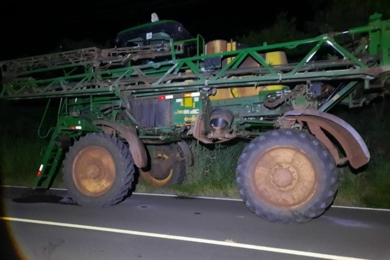 Acidente entre carro e pulverizador agrícola: as vítimas foram socorridas e levadas a um hospital da região.