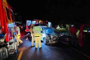 Acidente entre dois carros: os ocupantes de um dos veículos voltavam de uma visita a parentes na Vila Rural e seguiam em direção a Umuarama.