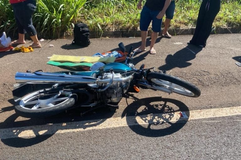 Acidente entre moto e carro: as vítimas foram socorridas pelo Samu e encaminhadas para um hospital de Umuarama.