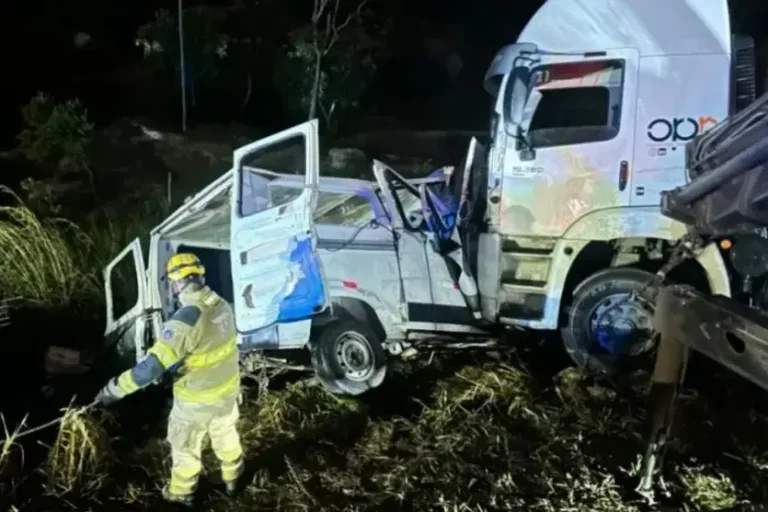 Acidente entre van e carreta: Entre os nove mortos está uma criança. Todos eram ocupantes da van.