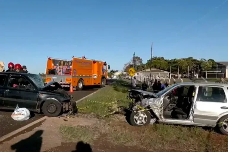 Acidente grave: o trânsito ficou parcialmente bloqueado no trecho durante o resgate das vítimas.