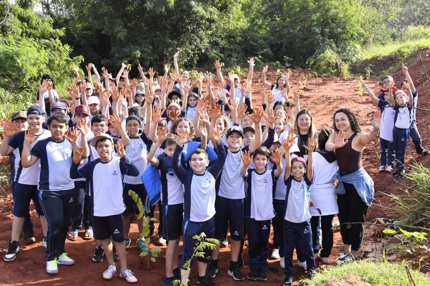 Alunos Auxiliam No Plantio De árvores Em área De Erosão (1)