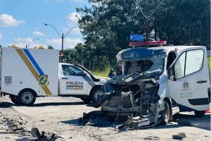 Ambulância De Cruzeiro Do Oeste Ficou Destruída Após Colisão Com Caminhão Na Pr 323