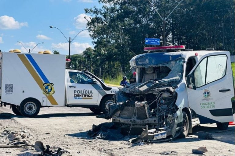Ambulância De Cruzeiro Do Oeste Ficou Destruída Após Colisão Com Caminhão Na Pr 323