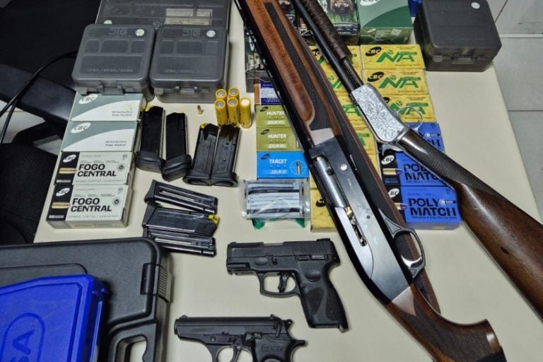 Armas são apreendidas: a ação é um desdobramento da Operação Tumba Silenciosa, que investiga crimes graves na região.