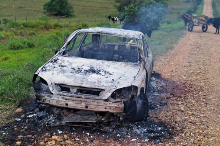Astra Usado Por Bandidos Em Assalto é Incendiado Em Estrada