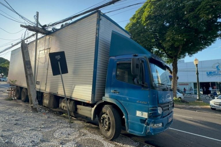 Caminhão bate em poste: o local está sem energia elétrica desde as 7h da manhã.