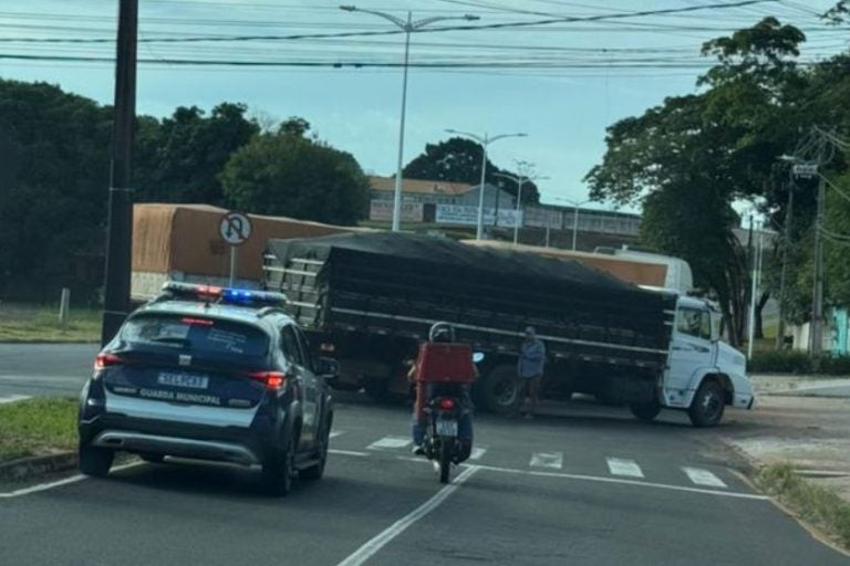 Caminhão Com Pane Causa Desvio Parcial No Trânsito Da Avenida Portugal