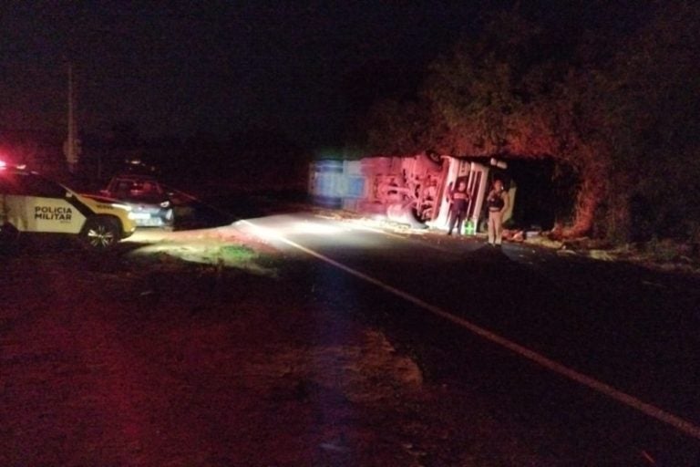 Caminhão tomba: o acidente ocorreu após ele perder o controle da direção ao atingir um degrau no acostamento da pista.