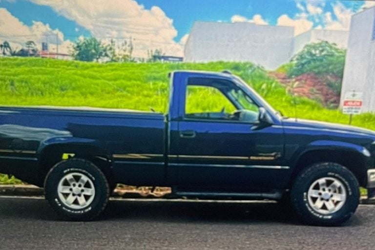 Caminhonete Silverado: a ocorrência foi registrada na noite desta terça-feira (13).