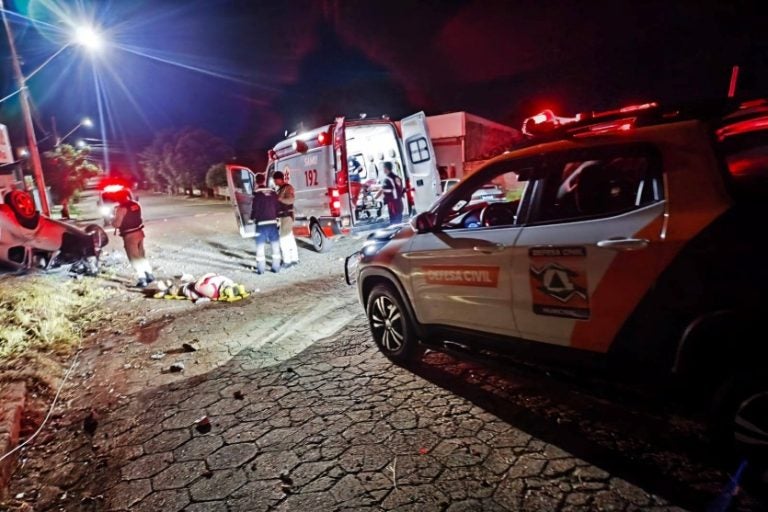 Carro bate em poste: o acidente ocorreu na Avenida Ayrton Senna.
