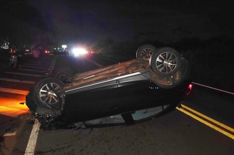Carro Capota Após Colisão Na Rodovia Pr 323, Em Umuarama (4)