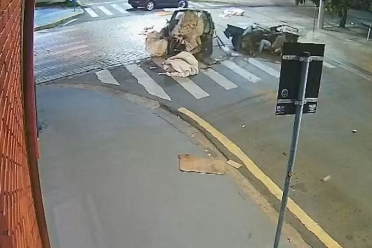 Carro Parte Ao Meio Após Colisão; Veículo Tem Mais De R$ 63 Mil Em Multas