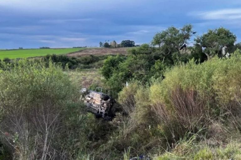 Carro Saiu Da Pista E Capotou Com Cinco Pessoas Em Santana Do Livramento