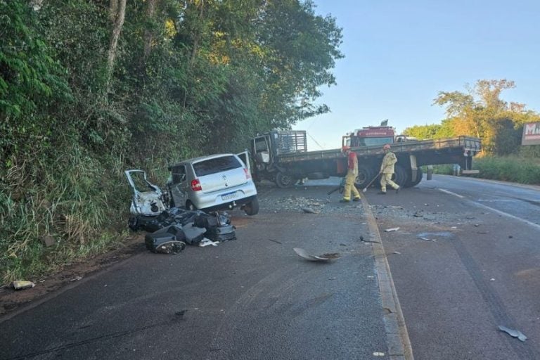 Colisão Entre Carro E Caminhão Deixa Um Morto E Uma Mulher Gravemente Ferida Na Prc 467