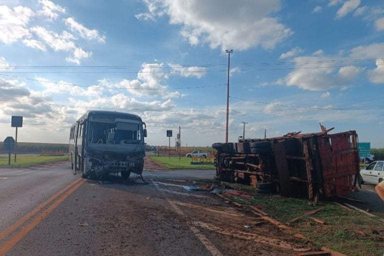 Colisão Entre ônibus E Caminhão Deixa Dez Feridos Na Pr 182
