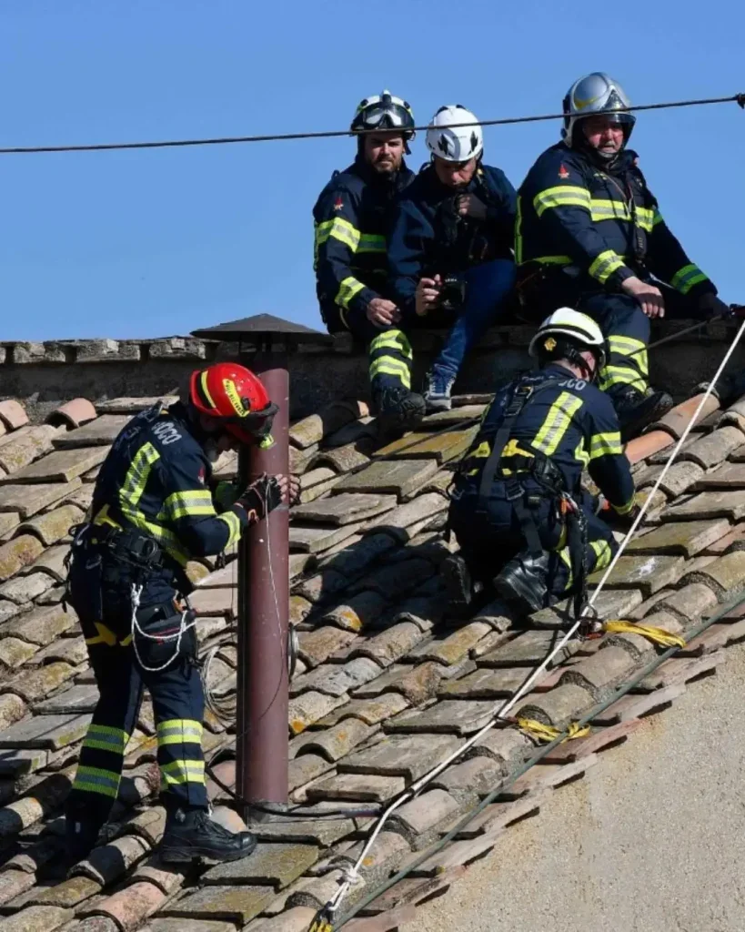Conclave Chaminé é Colocada Sobre A Capela Sistina 2
