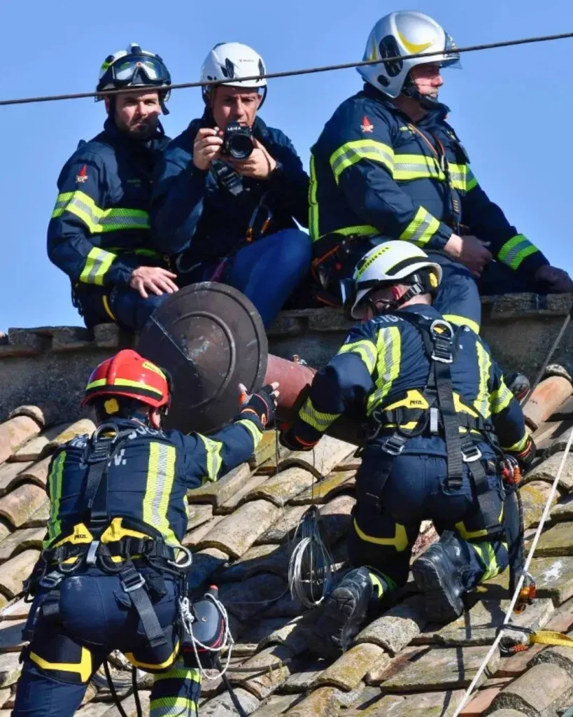 Conclave Chaminé é Colocada Sobre A Capela Sistina 3