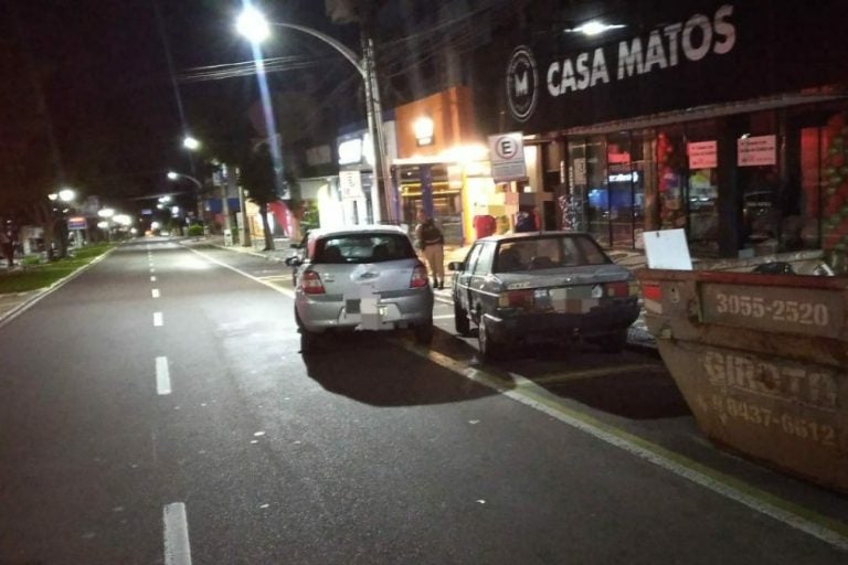 Condutora abandona veículo: a ocorrência foi registrada por volta de 00h20.