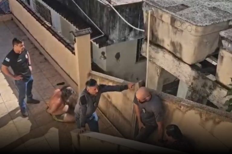 Filhos são presos: o esqueleto do idoso foi localizado em um dos quartos da residência. O corpo estava no local havia cerca de seis meses.