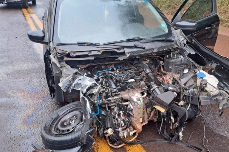 Grávida fica ferida: o veículo invadiu a pista contrária e colidiu com um caminhão Scania R/440 e o semirreboque