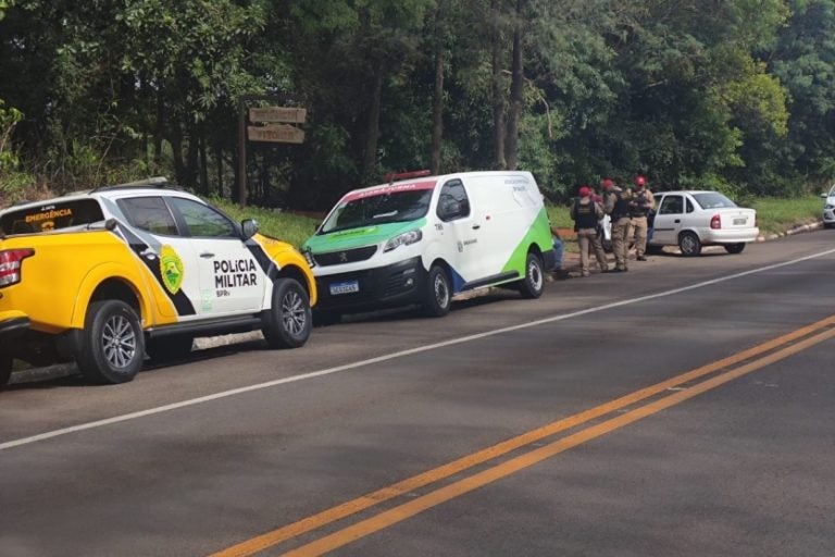 Homem é encontrado morto: o automóvel estava parado às margens da pista, sem sinais visíveis de colisão.
