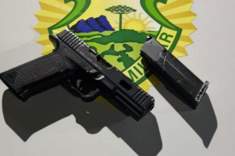 Homem é flagrado com simulacro de pistola: o suspeito teria sido visto entrando em comércios do bairro com uma arma na cintura.
