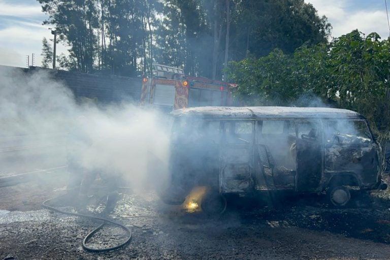Incêndio destrói veículo: A ocorrência foi registrada na tarde desta segunda-feira (26).