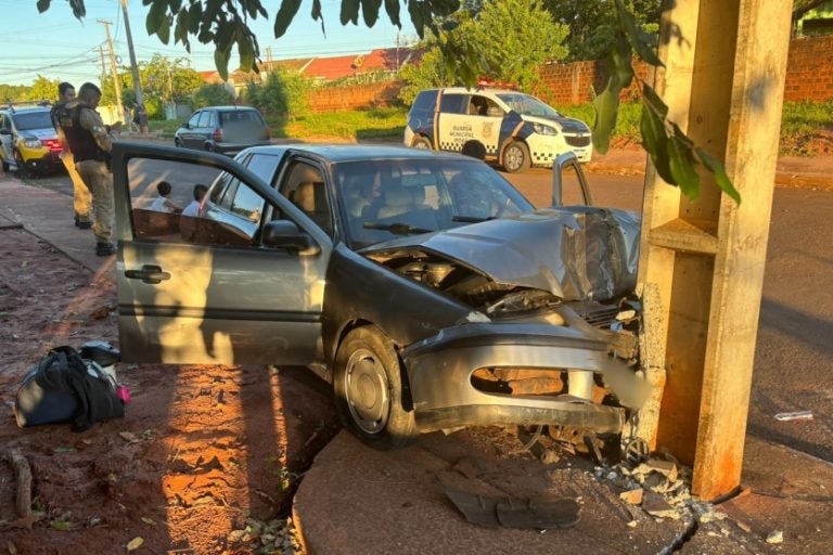 Jovem bate o carro: o acidente ocorreu por volta das 17h deste domingo (11).