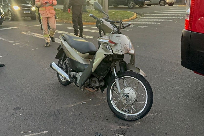 Jovem Fica Ferido Após Colisão Entre Moto E Caminhão No Centro (2)