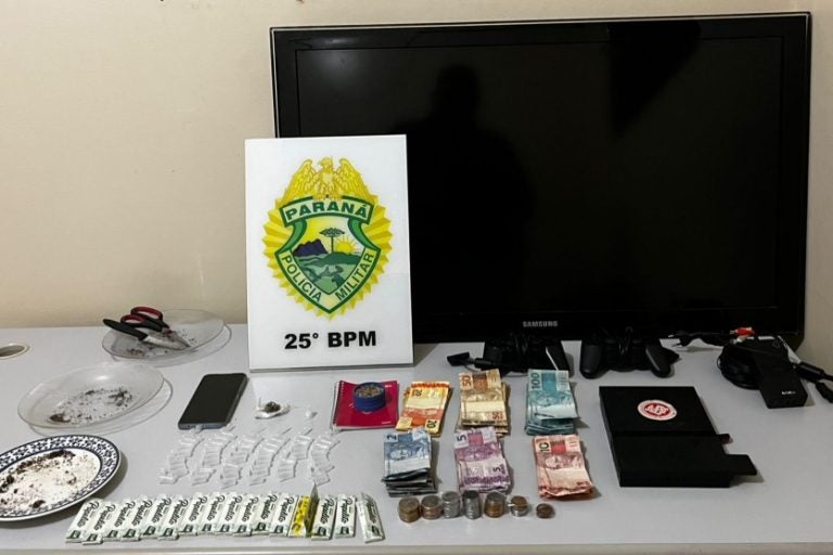 Jovem que fazia delivery de drogas: além das drogas, a polícia apreendeu celulares, dinheiro e objetos ligados ao tráfico.