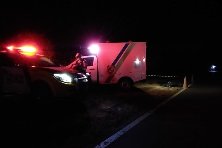 Motociclista morre: a vítima empurrava a moto pela faixa de rolamento, posicionada à esquerda do veículo, quando foi atingida.