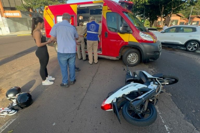 Motociclista sofre fratura exposta: o cruzamento onde a ocorrência aconteceu é conhecido pelo tráfego intenso, especialmente nas primeiras horas do dia.
