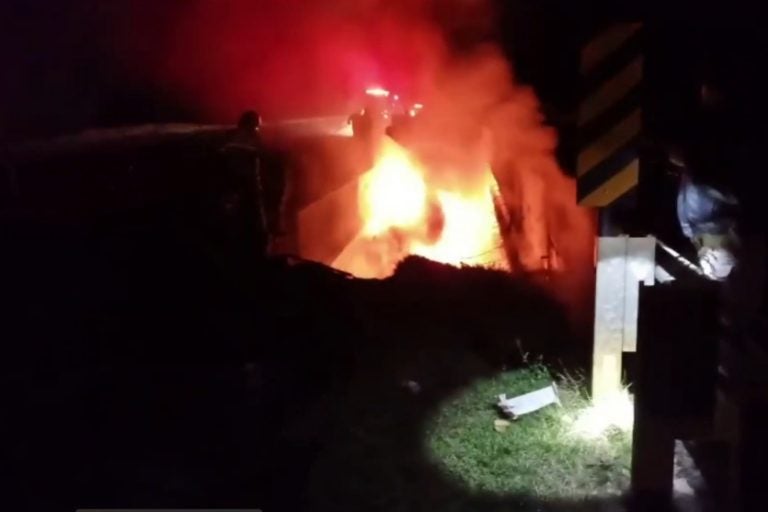 Motorista morre carbonizado: o veículo transportava 35 mil litros de gasolina.