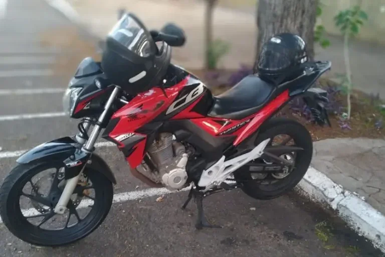 Mototaxista faz vaquinha: casado e pai de dois filhos, Anderson Roberto Pinheiro depende da motocicleta para sustentar a família.