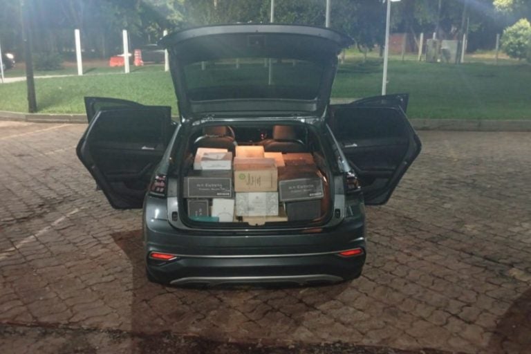 Mulher é presa: ela estava em um VW/Nivus abordado pela Polícia Militar do Paraná.