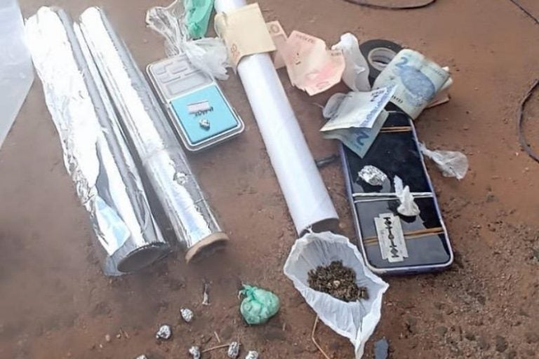 Mulher é presa por tráfico de drogas: a prisão ocorreu após denúncias anônimas de que a mulher estaria usando a residência como ponto de venda de drogas.