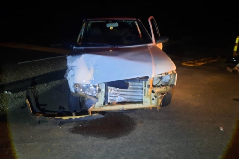 Mulher fica ferida: o acidente aconteceu na noite desta segunda-feira (19).