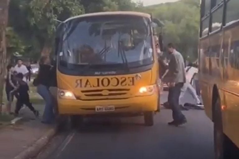 Ônibus com alunos de Pérola: vídeos que circularam em grupos de WhatsApp registram o momento em que crianças fogem pela porta dianteira e pelas janelas de emergência